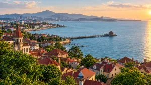 Pohled shora na červené střechy pobřežního starého města Qingdao a modrý záliv