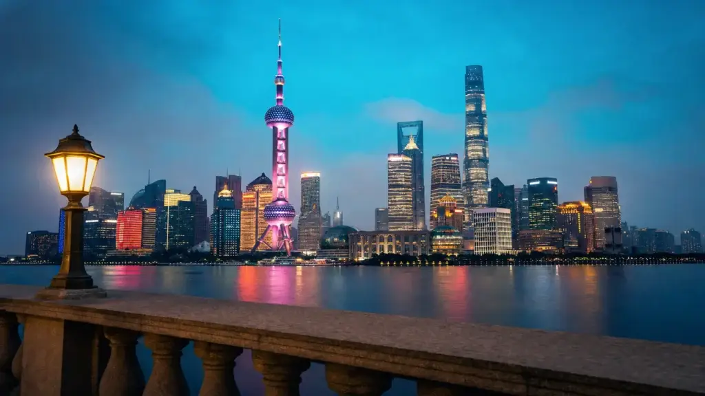 Shanghai Pudong skyline za soumraku s Oriental Pearl Tower odrážejícím se v řece Huangpu