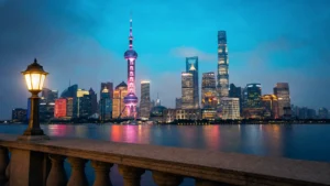 Shanghai Pudong skyline za soumraku s Oriental Pearl Tower odrážejícím se v řece Huangpu