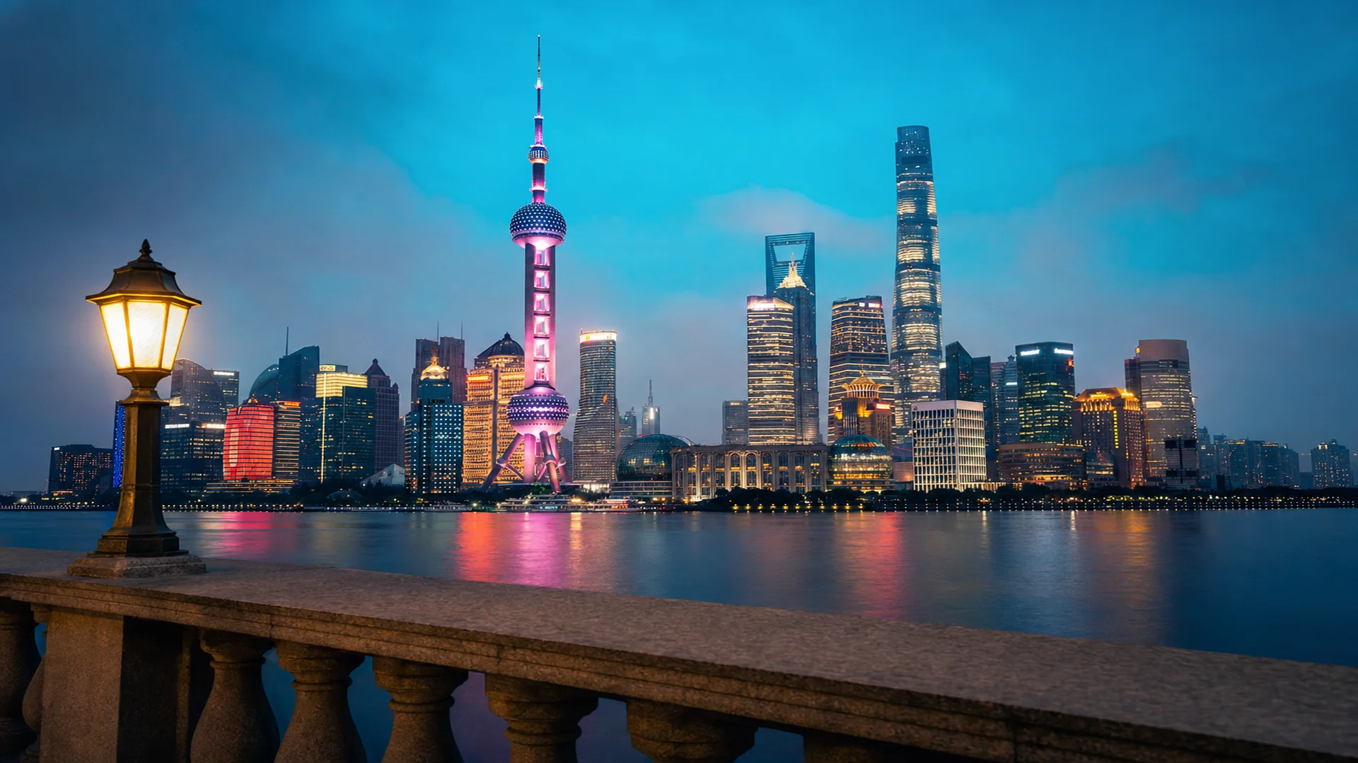 Shanghai Pudong skyline za soumraku s Oriental Pearl Tower odrážejícím se v řece Huangpu