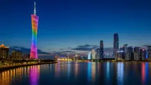Canton Tower za soumraku odrážející se v Perlové řece, Guangzhou