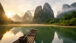 Krasové věže odrážející se v řece Li-ťiang v mlhavém ránu, Guilin Yangshuo