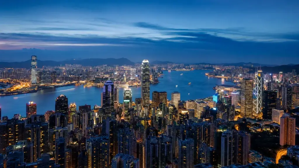 Panorama nočního Hongkongu a přístavu Victoria Harbour z vyhlídky Victoria Peak za modré hodiny