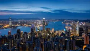 Panorama nočního Hongkongu a přístavu Victoria Harbour z vyhlídky Victoria Peak za modré hodiny