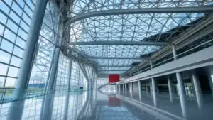 Prosklená ocelová konstrukce moderní výstavní haly z podhledu, geometrická perspektiva